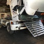 Camiao em manutencao